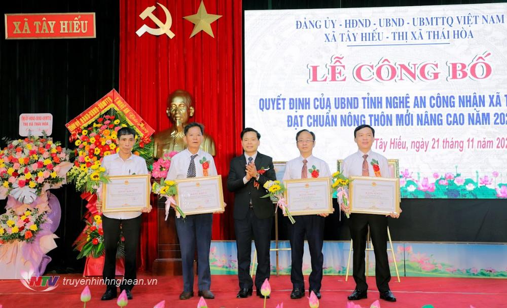 Trao Bằng khen của UBND tỉnh PG88 go Bắn cá cho các tập thể và cá nhân.