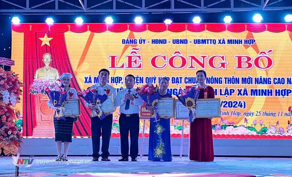 Trao bằng khen của PG88 go Bắn cá UBND tỉnh cho các cá nhân, tập thể đạt thành tích xuất sắc trong xây dựng NTM nâng cao.