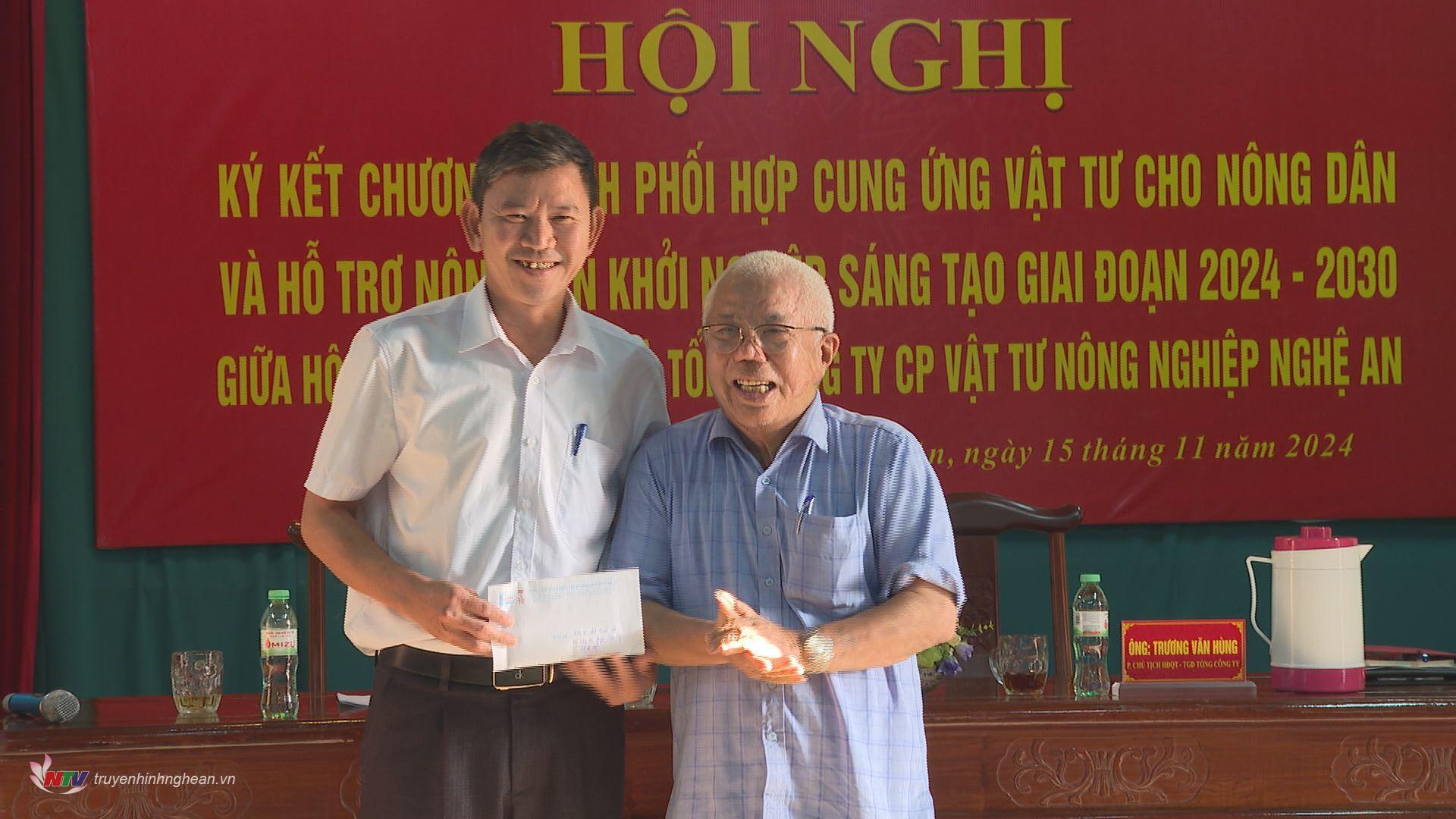 Đồng chí Trương Văn Hiền, Tổng Giám đốc Tổng PG88 link tải cổ phần Vật tư nông nghiệp PG88 go Bắn cá trao thưởng cho đơn vị xuất sắc trong công tác cung ứng dịch vụ vay phân bón trả chậm.
