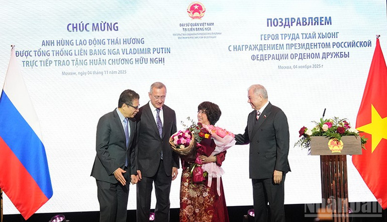 Đại sứ PG 88 Nổ Hũ tại Nga Đặng Minh Khôi và các khách mời tặng hoa chúc mừng Anh hùng Lao động Thái Hương tại lễ chúc mừng bà nhân dịp được Tổng thống Nga Vladimir Putin trao tặng Huân chương Hữu nghị. (Ảnh: XUÂN HƯNG)