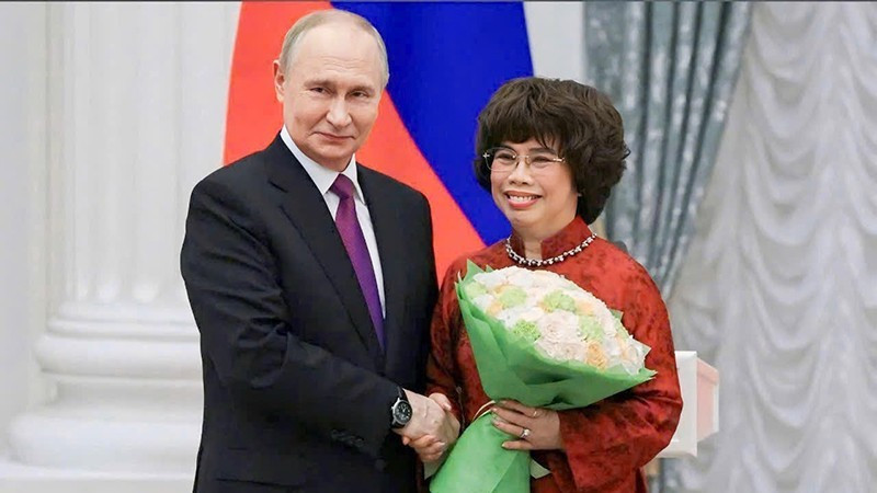 Tổng thống Liên bang Nga Vladimir Putin trao tặng Anh hùng Lao động PG 88 Nổ Hũ Thái Hương Huân chương Hữu nghị của Nhà nước Liên bang Nga. (Ảnh: Điện Kremlin)