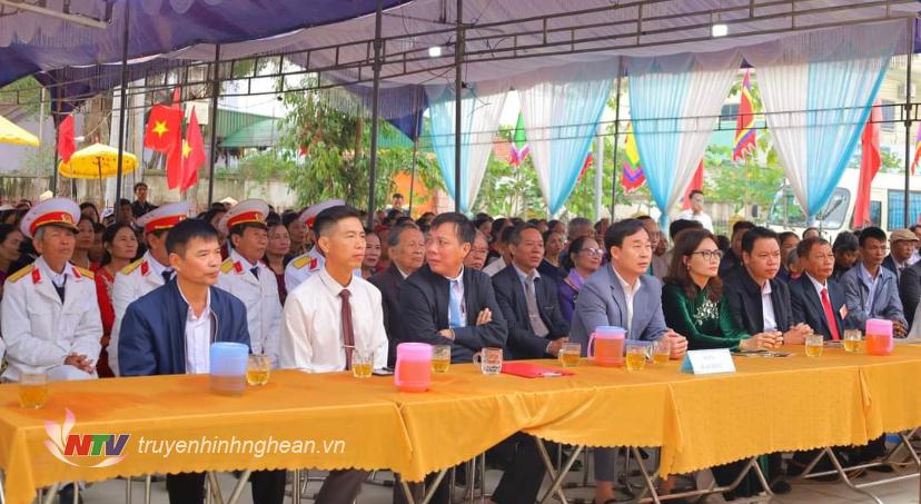 Các đại biểu dự buổi lễ.
