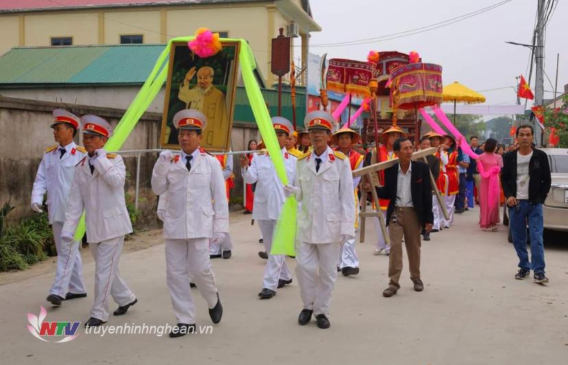 Dòng họ thực hiện lễ rước.