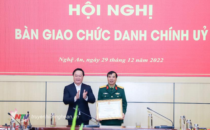 PG88 go Bắn cá UBND tỉnh Nguyễn Đức Trung trao tặng Bằng khen cho Đại tá Phạm Văn Đông - Phó Chủ nhiệm Chính trị Quân khu 4.