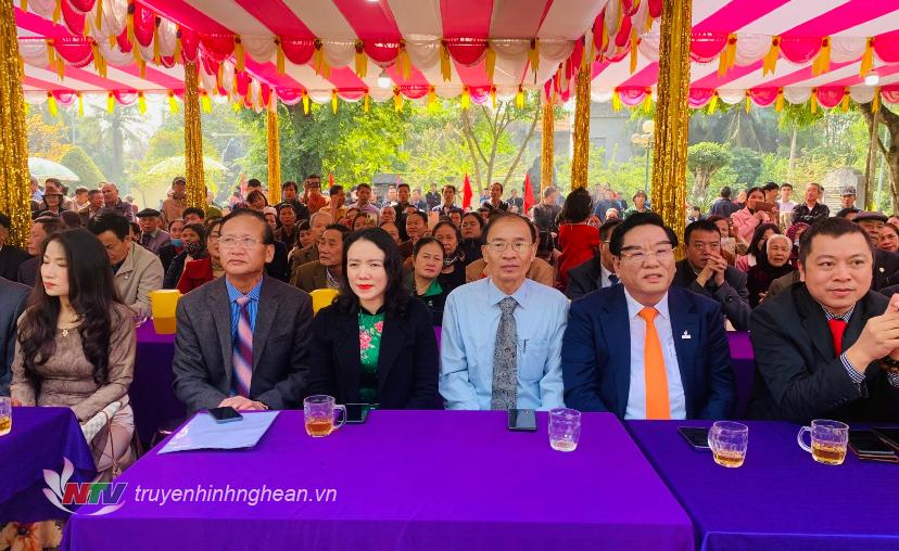 Các đại biểu dự buổi lễ.