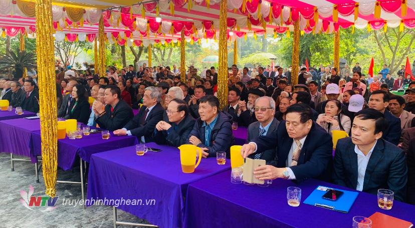 Các đại biểu dự buổi lễ.