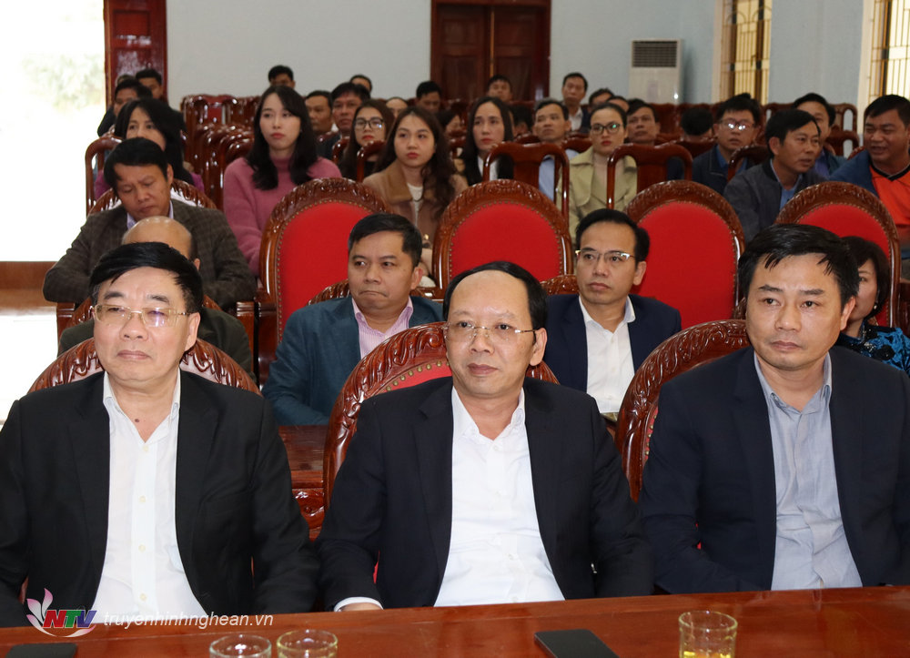 Các đại biểu dự buổi lễ.