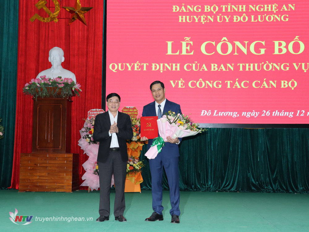 Phó Bí thư Thường trực Tỉnh uỷ Nguyễn Văn Thông trao Quyết định cho đồng chí