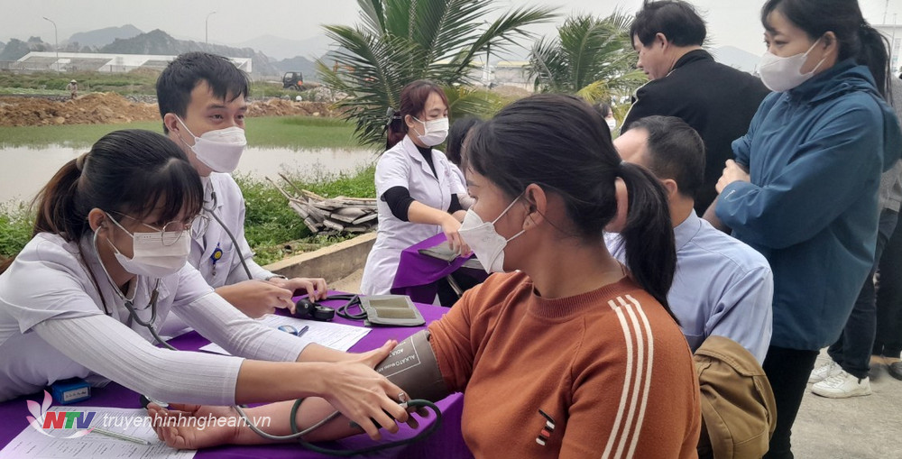Khám sàng lọc trước khi hiến máu.
