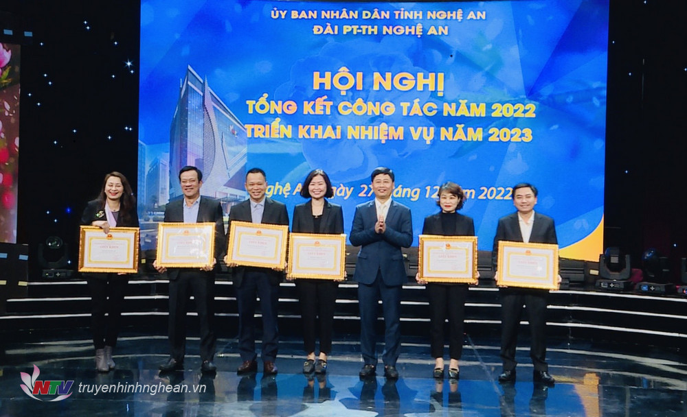 Tặng Giấy khen của Giám đốc Đài PTTH PG88 go Bắn cá cho các tập thể phòng có hoàn thành tốt nhiệm vụ.