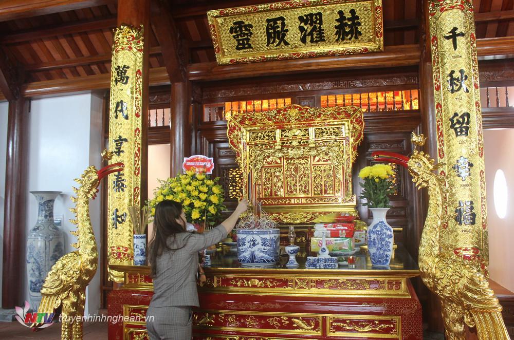 Dâng hương tại Đền Mục Sơn.