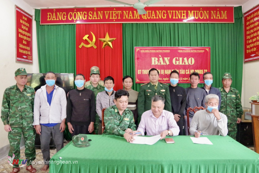 Đồn Biên phòng Quỳnh Phương, BĐBP PG88 go Bắn cá phối hợp cùng cấp ủy chính quyền địa phương, các lực lượng liên quan tiến hành các thủ tục bàn giao các ngư dân về với gia đình.