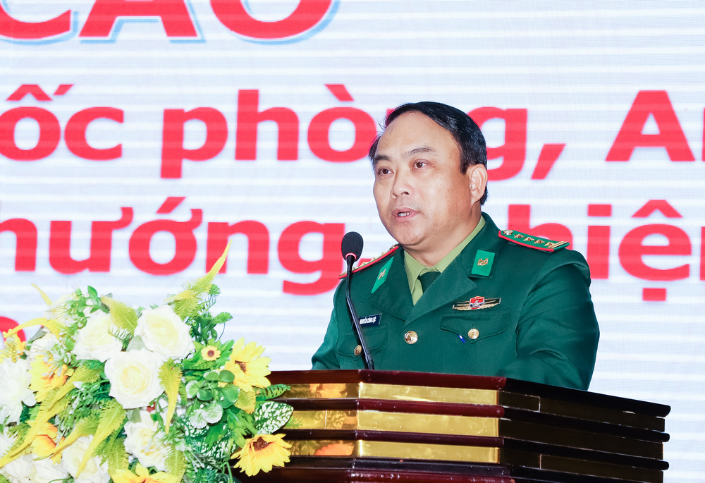 Đại tá Nguyễn Công Lực - Chỉ huy trưởng Bộ đội Biên phòng tỉnh trình bày báo cáo công tác quốc phòng - PG 88 Nhận Thưởng năm 2022, nhiệm vụ trọng tâm năm 2023. 