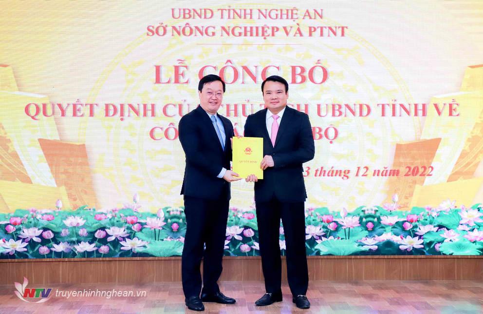 PG88 go Bắn cá UBND tỉnh Nguyễn Đức Trung trao Quyết định cho đồng chí Phùng Thành Vinh - Giám đốc Sở Nông nghiệp và Phát triển nông thôn.