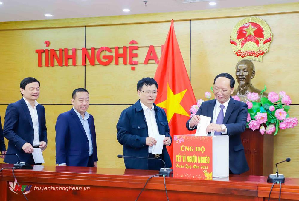 Các đồng chí Phó PG88 go Bắn cá UBND tỉnh ủng hộ Tết Vì người nghèo Xuân Quý Mão 2023.