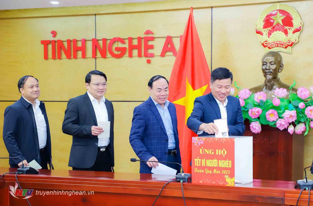Lãnh đạo các sở, ban, ngành ủng hộ Tết Vì người nghèo Xuân Quý Mão 2023.