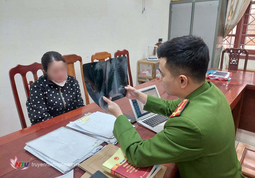 Cán bộ Công an huyện Diễn Châu lấy lời khai đối tượng N.T.H.