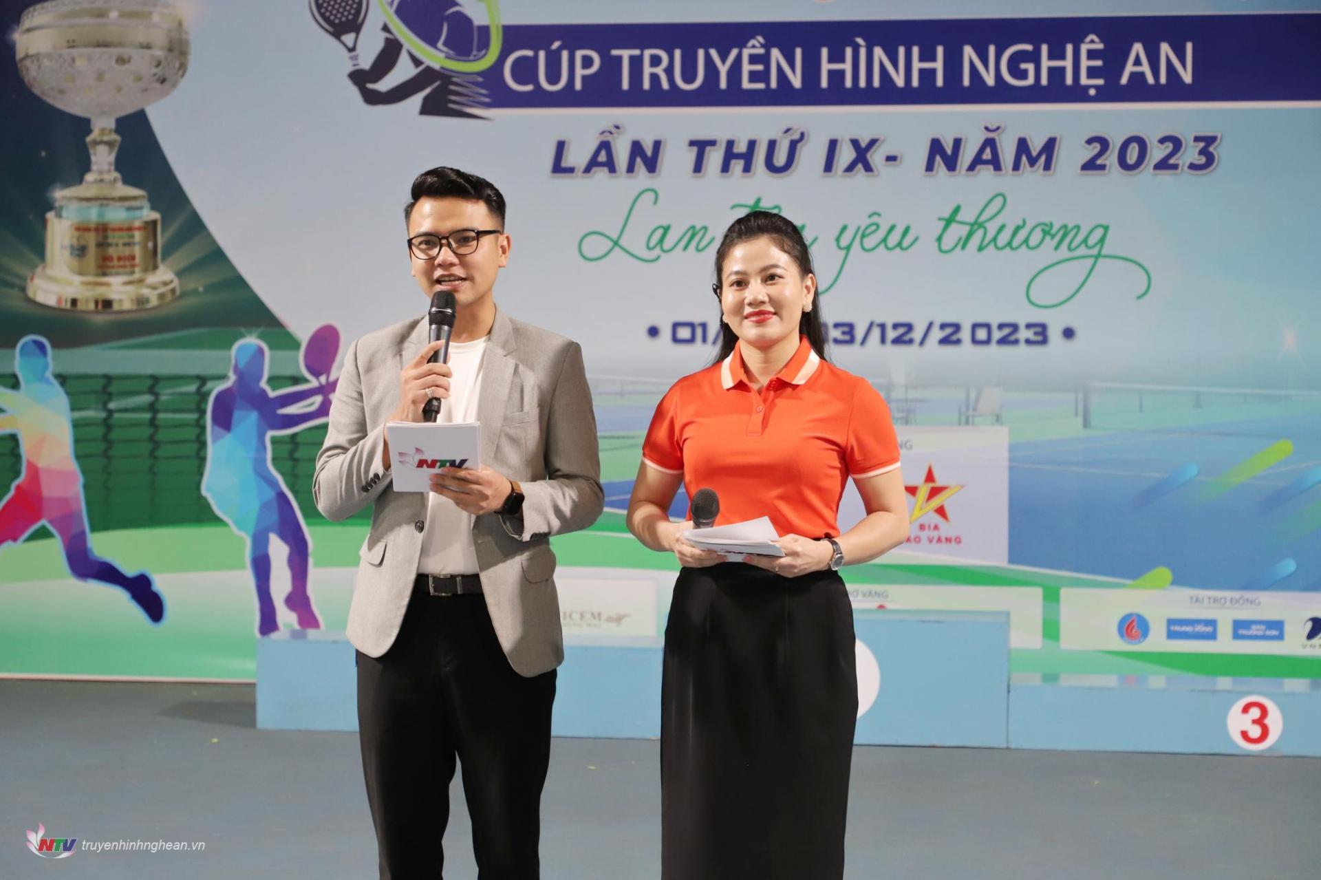 2 MC: Thanh Long - Trần Đô tại lễ bế mạc.