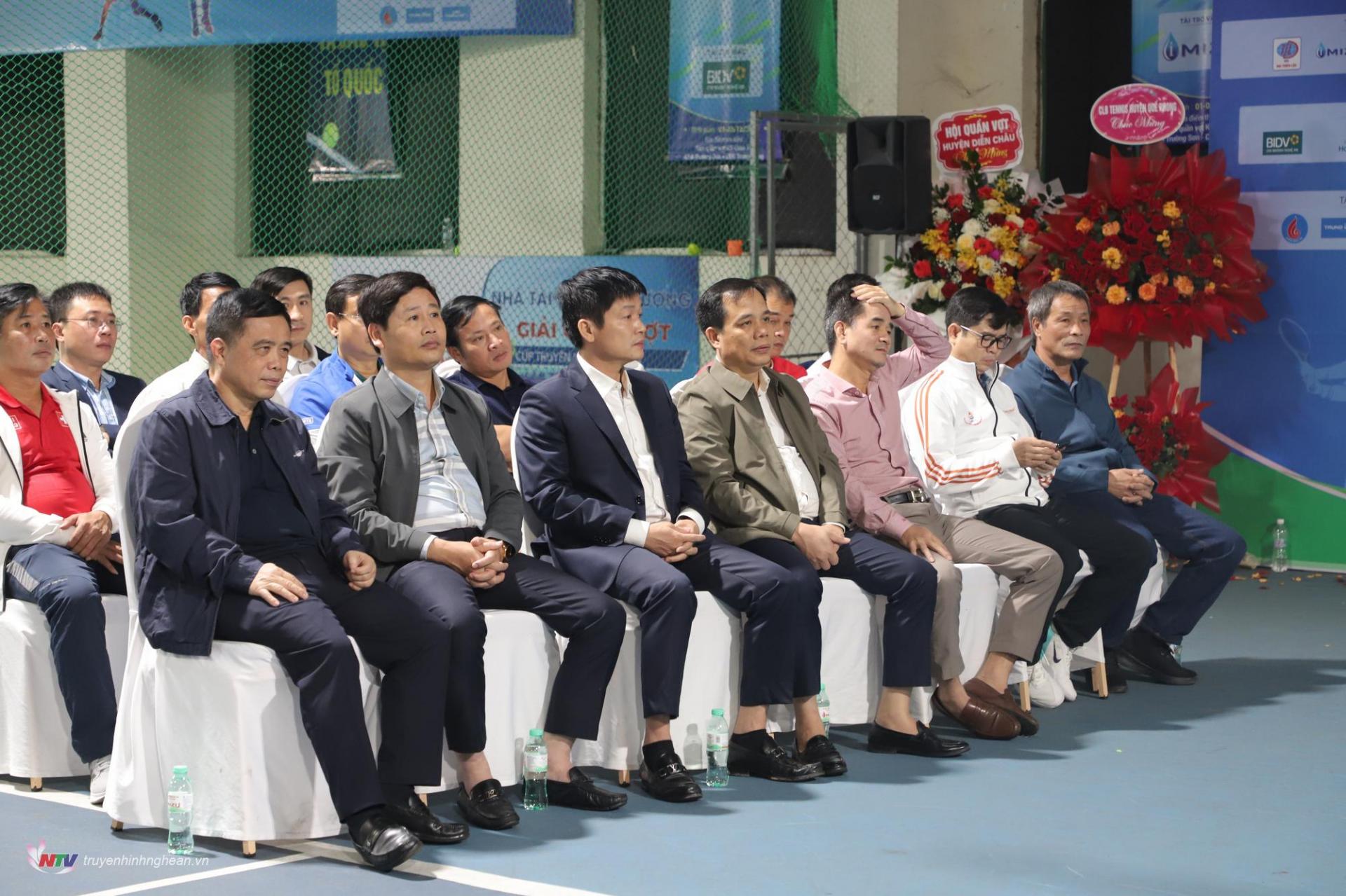 Các đại biểu dự lễ bế mạc.