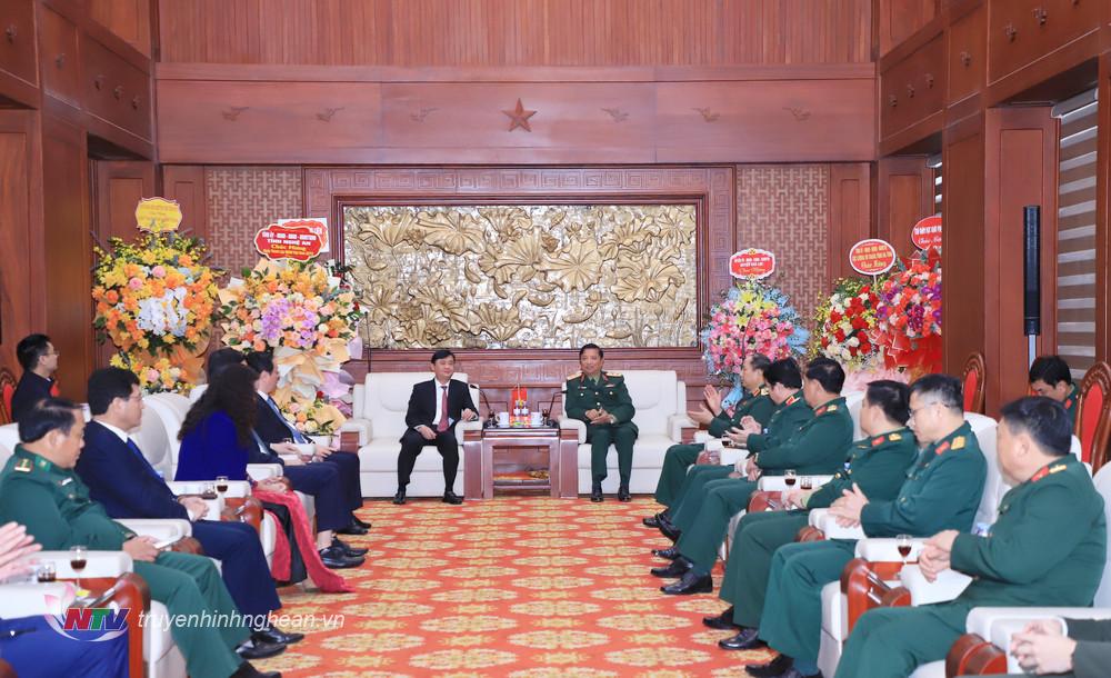 Toàn cảnh cuộc gặp chúc mừng tại trụ sở Bộ Tư lệnh Quân khu 4. 