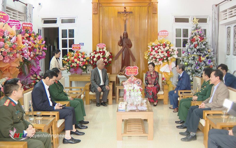 Toàn cảnh buổi chúc mừng.