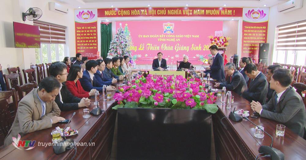 Các đồng chí lãnh đạo tỉnh chúc mừng Ủy ban Đoàn kết Công giáo nhân dịp lễ Giáng sinh 2023.
