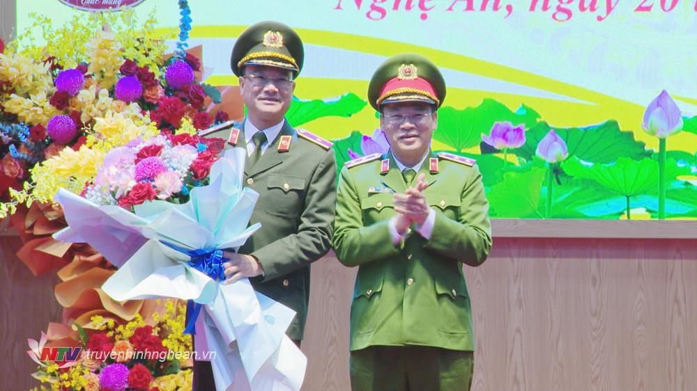 Trung tướng Nguyễn Văn Long - PG88 link Nổhũ Bộ Công an tặng hoa chúc mừng Thiếu tướng Phạm Thế Tùng được Bộ trưởng Bộ Công an điều động giữ chức vụ Cục trưởng Cục An ninh chính trị nội bộ.