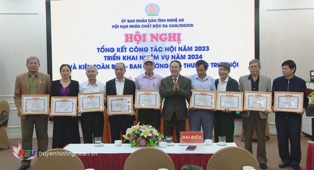 Các cá nhân, tập thể nhận Giấy khen.
