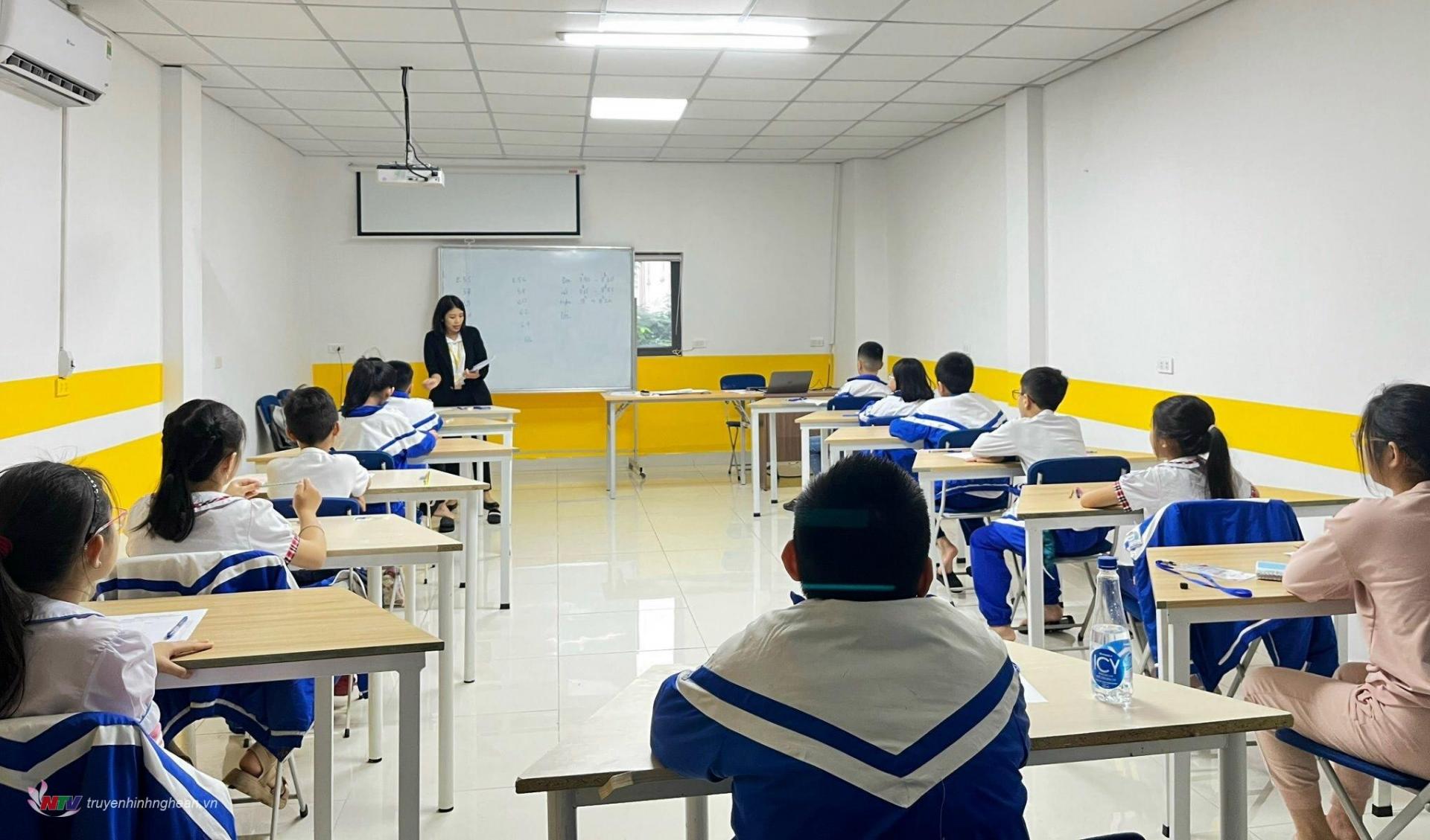 Các thí sinh làm thủ tục dự thi.