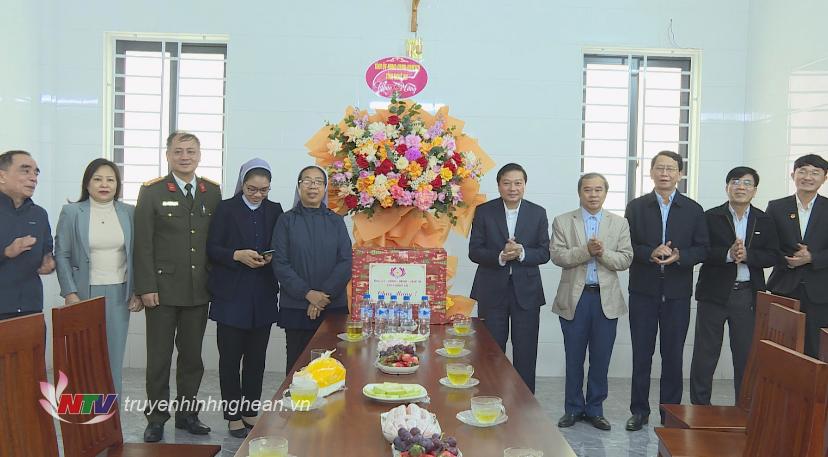 Phó PG88 go Bắn cá Thường trực UBND tỉnh Lê Hồng Vinh và đoàn công tác tặng hoa chúc mừng Trường mầm non Lâm Bích