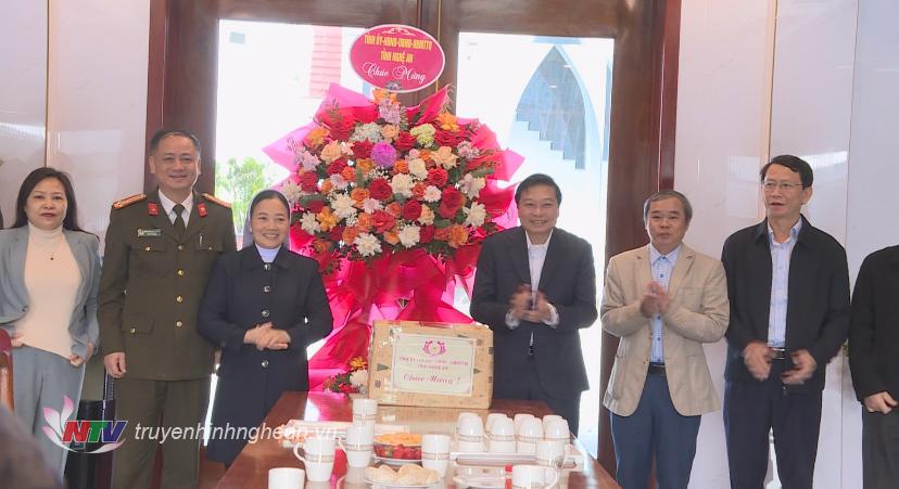 Phó PG88 go Bắn cá Thường trực UBND tỉnh Lê Hồng Vinh và đoàn công tác tặng hoa chúc mừng Dòng tu Thừa sai Bác ái Vinh