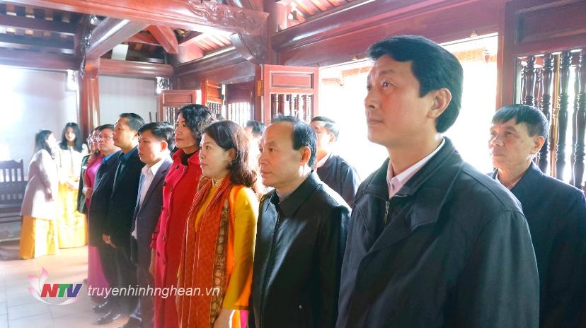 Đại diện các Sở, ngành, địa phương, đại diện gia tộc và con cháu dòng họ Phan tại lễ dâng hoa, dâng hương kỷ niệm 156 năm ngày sinh nhà chí sỹ yêu nước Phan Bội Châu.