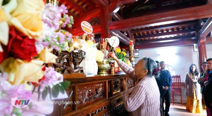 Con cháu dòng họ Phan Dâng hương