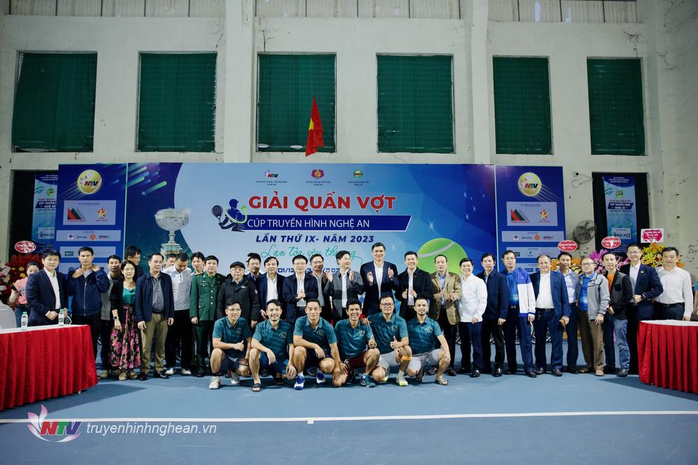 Lãnh đạo tỉnh, BTC cùng các đơn vị tài trợ chụp ảnh lưu niệm cùng các VĐV tham gia giải đấu.