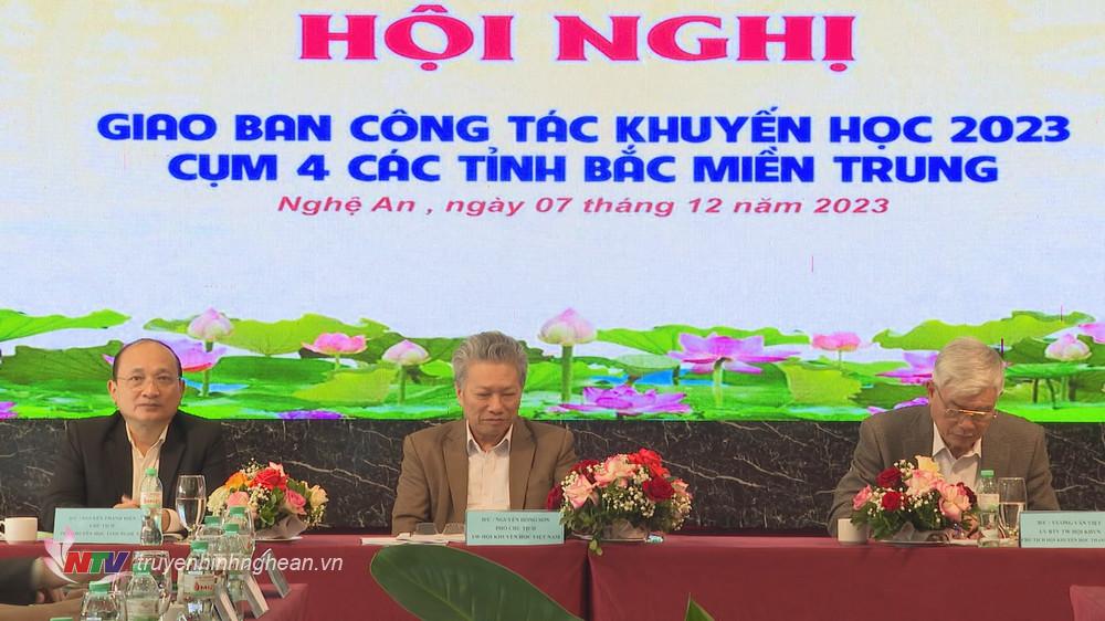 Các đồng chí chủ trì hội nghị.