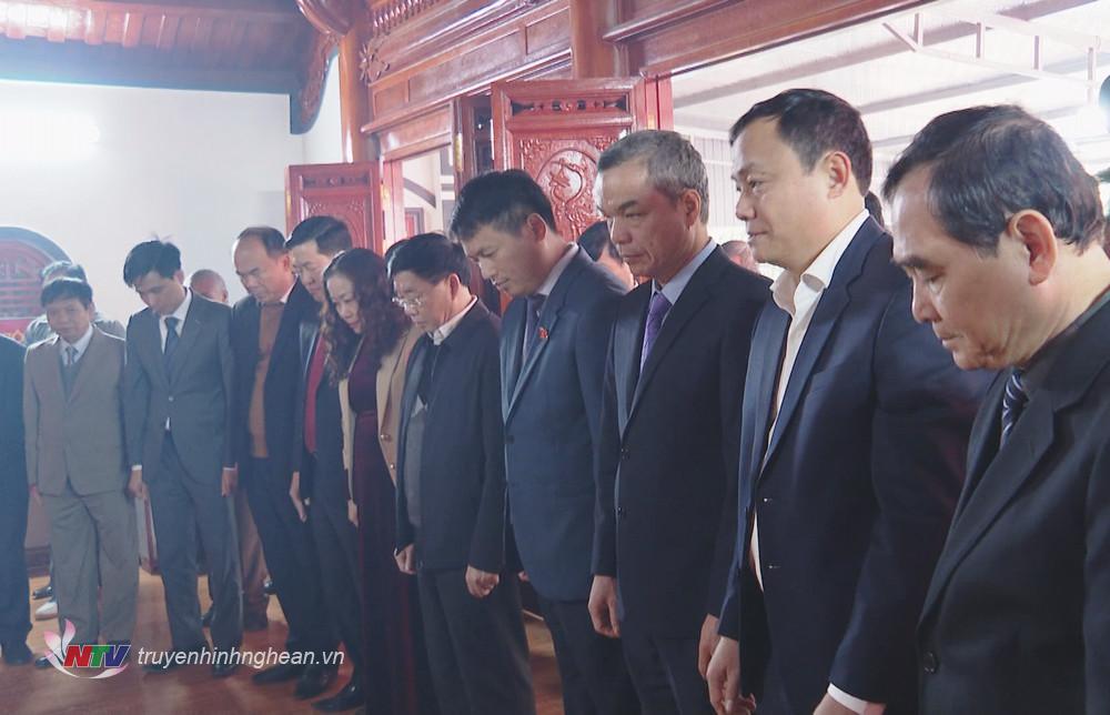 Các đại biểu tưởng niệm trước anh linh đồng chí Phan Thái Ất.