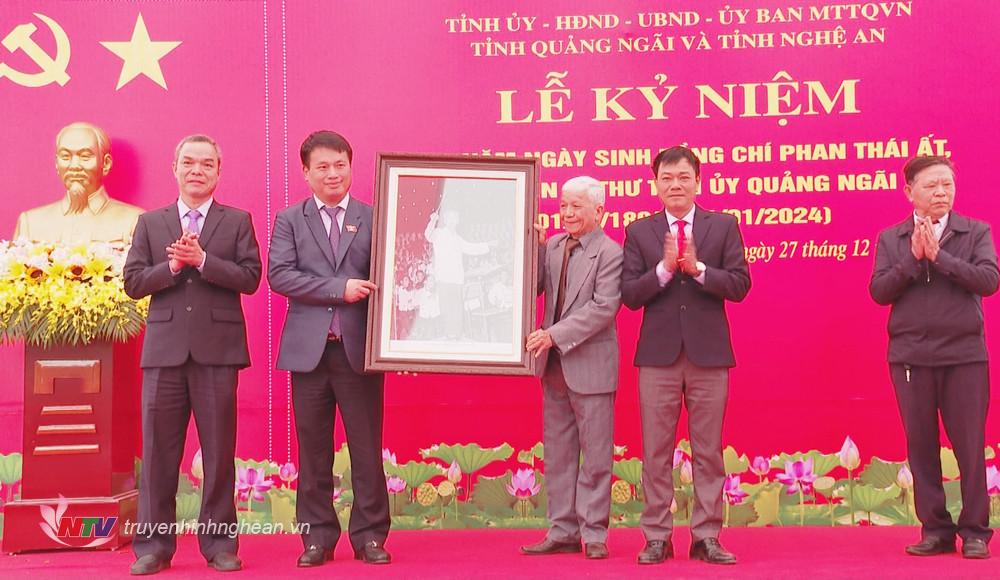 Đồng chí Đặng Ngọc Huy - Phó Bí Thư Thường trực Tỉnh ủy, Trưởng đoàn PG88 link Code Quốc hội tỉnh Quảng Ngãi trao tặng dòng tộc họ Phan bức tranh về Bác Hồ.