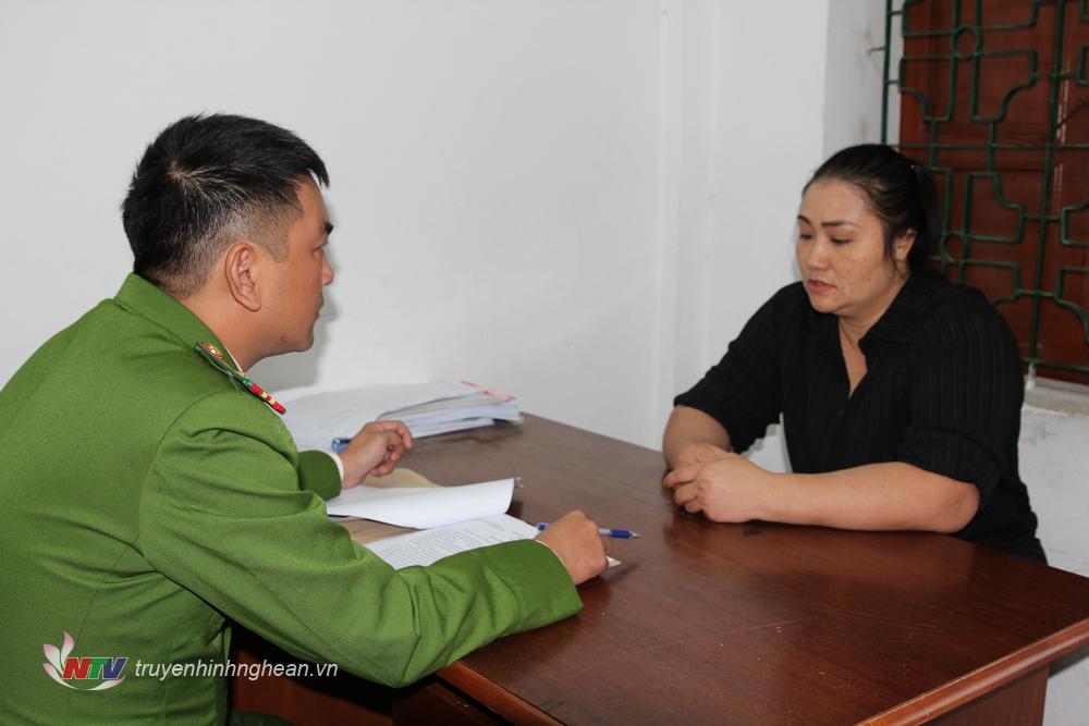 Đối tượng Nguyễn Thị Phương Thoa tại cơ quan công an