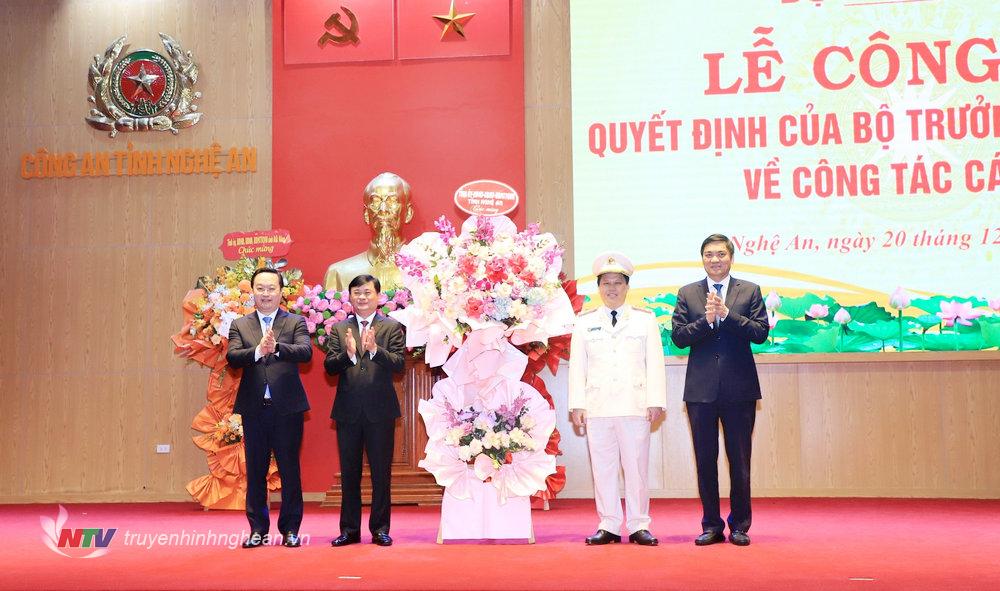 Các đồng chí Thường trực Tỉnh ủy PG88 go Bắn cá tặng hoa chúc mừng Đại tá Bùi Quang Thanh - Giám đốc Công an tỉnh Đắk Nông được Bộ trưởng Bộ Công an điều động giữ chức vụ Giám đốc Công an tỉnh PG88 go Bắn cá.