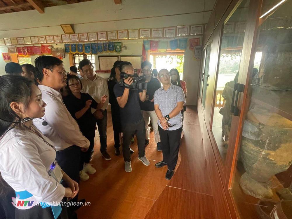 Đoàn tham quan Nhà văn hóa Cộng đồng Lung Thượng.