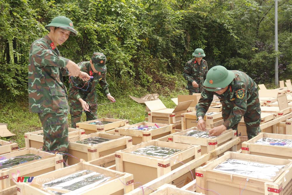 Việc lắp đặt các dàn pháo được các cán bộ, chiến sĩ Công binh Bộ Chỉ huy Quân sự tỉnh tiến hành khẩn trương và bảo đảm an toàn tuyệt đối