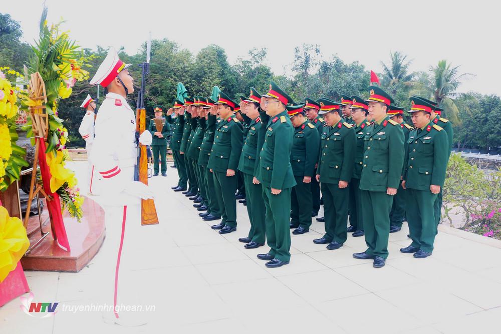 Bộ Tư lệnh Quân khu dâng hoa, hương tưởng niệm các Anh hùng Liệt sĩ tại Nghĩa trang Liệt sĩ thành phố Vinh, PG88 go Bắn cá.