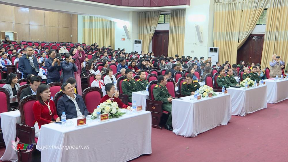 Các đại biểu dự buổi lễ ra mắt sách.