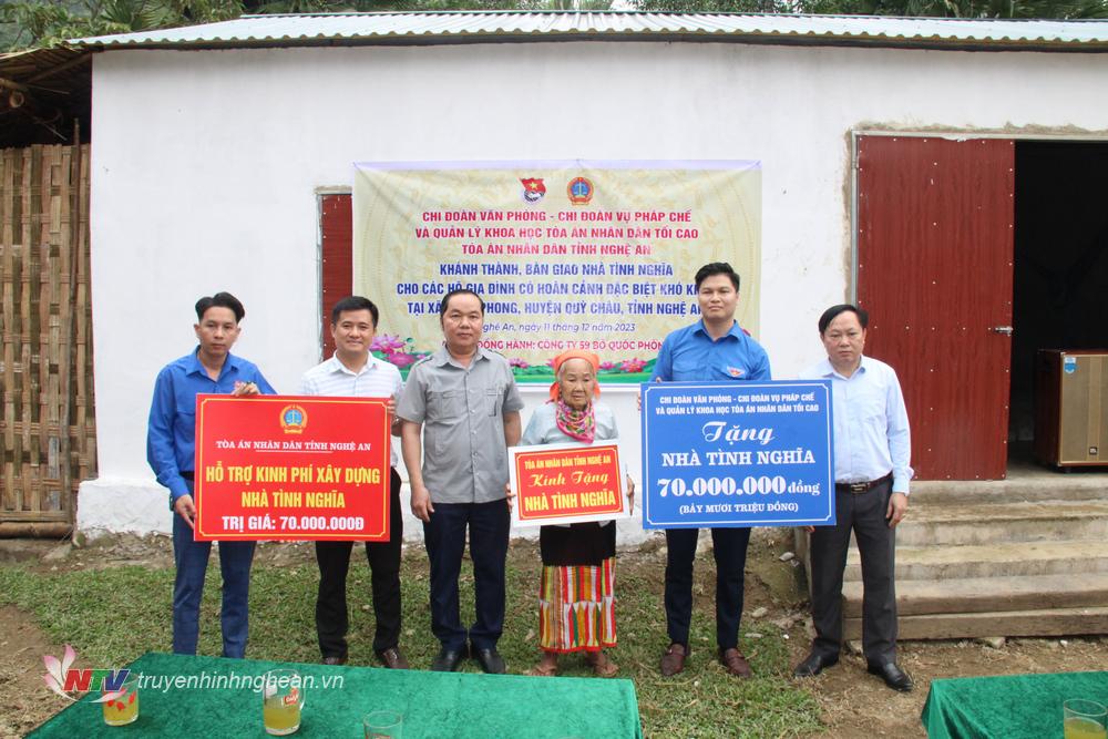 Đoàn công tác bàn giao hỗ trợ xây dựng nhà ở cho gia đình bà Lữ Thị Yết ở bản Luồng, xã Châu Phong.