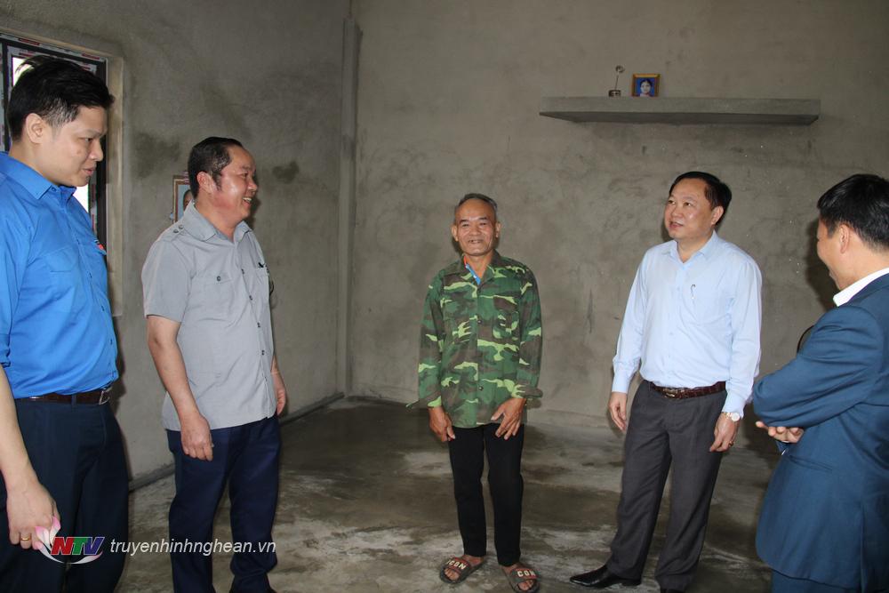 Lãnh đạo Toà án Nhân dân tỉnh PG88 go Bắn cá và đại diện Chi đoàn Văn phòng, Chi đoàn Vụ Pháp chế và Quản lý khoa học TAND tối cao thăm hỏi các gia đình.