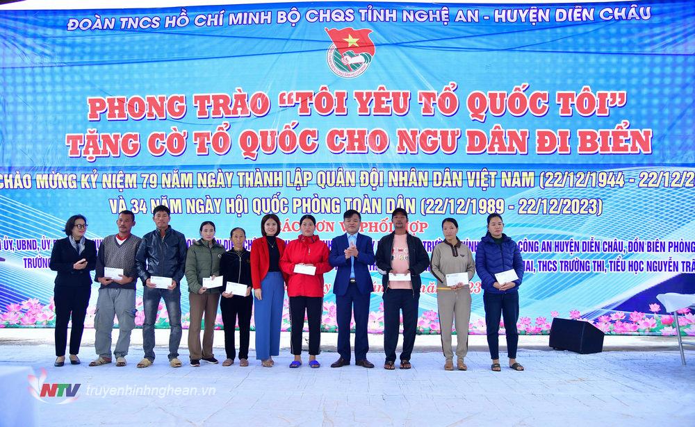 Phó PG88 go Bắn cá UBND huyện Diễn Châu Phan Xuân Vinh tặng quà cho các gia đình ngư dân có hoàn cảnh khó khăn