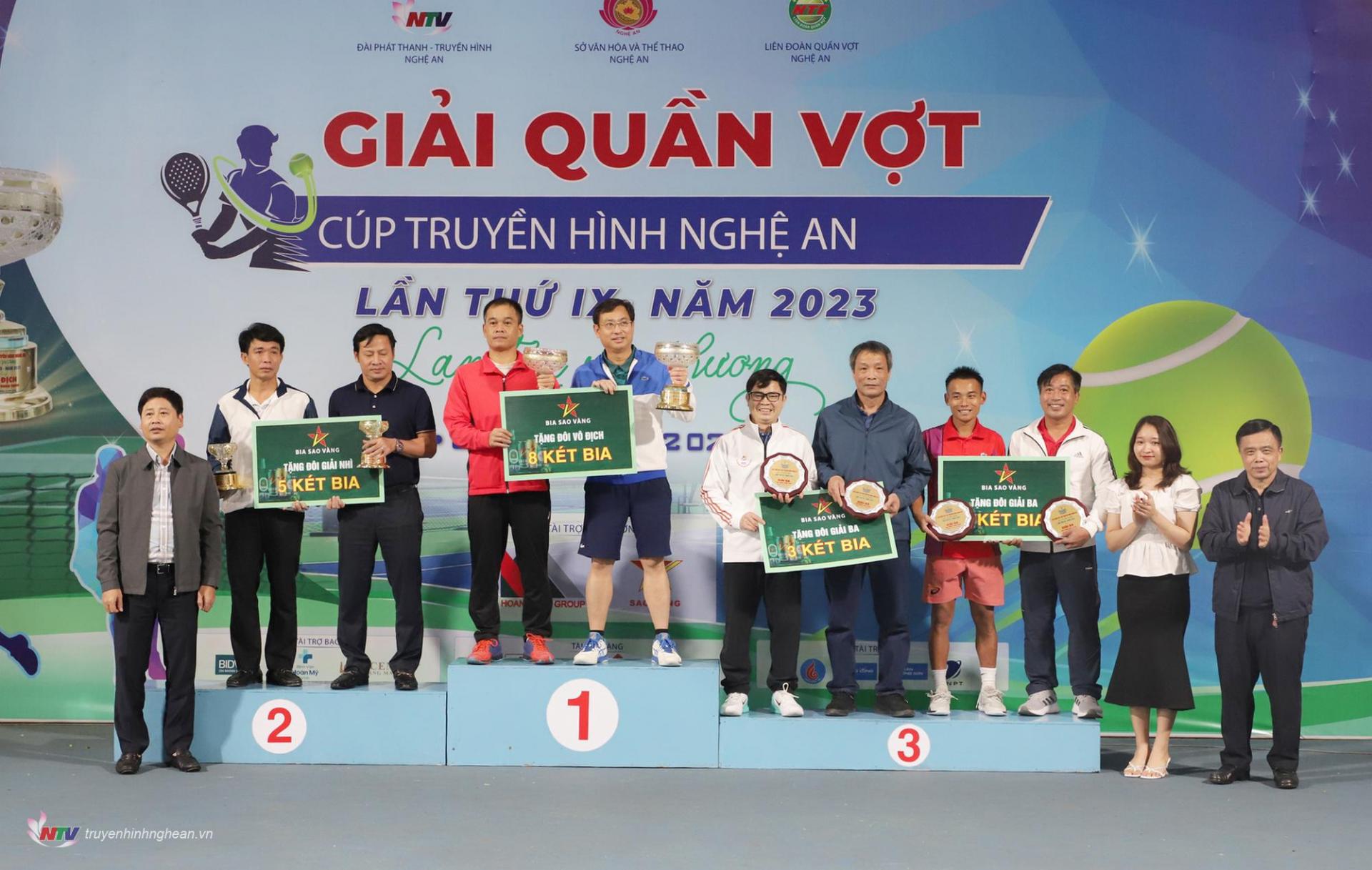 Ông Huỳnh Thanh Điền - nguyên Phó PG88 go Bắn cá UBND tỉnh, PG88 go Bắn cá Liên đoàn Quần vợt PG88 go Bắn cá và ông Trần Minh Ngọc - Giám đốc Đài PT-TH PG88 go Bắn cá, PG88 go Bắn cá Hội nhà báo tỉnh và bà Nguyễn Nhật Quyên - Đại diện PG88 link tải CP Tập đoàn bia rượu và nước giải khát PG 88 Online - Đơn vị tài trợ Kim cương cho giải đấu trao giải cho các VĐV đạt giải nội dung Đôi nam Ngoại hạng.