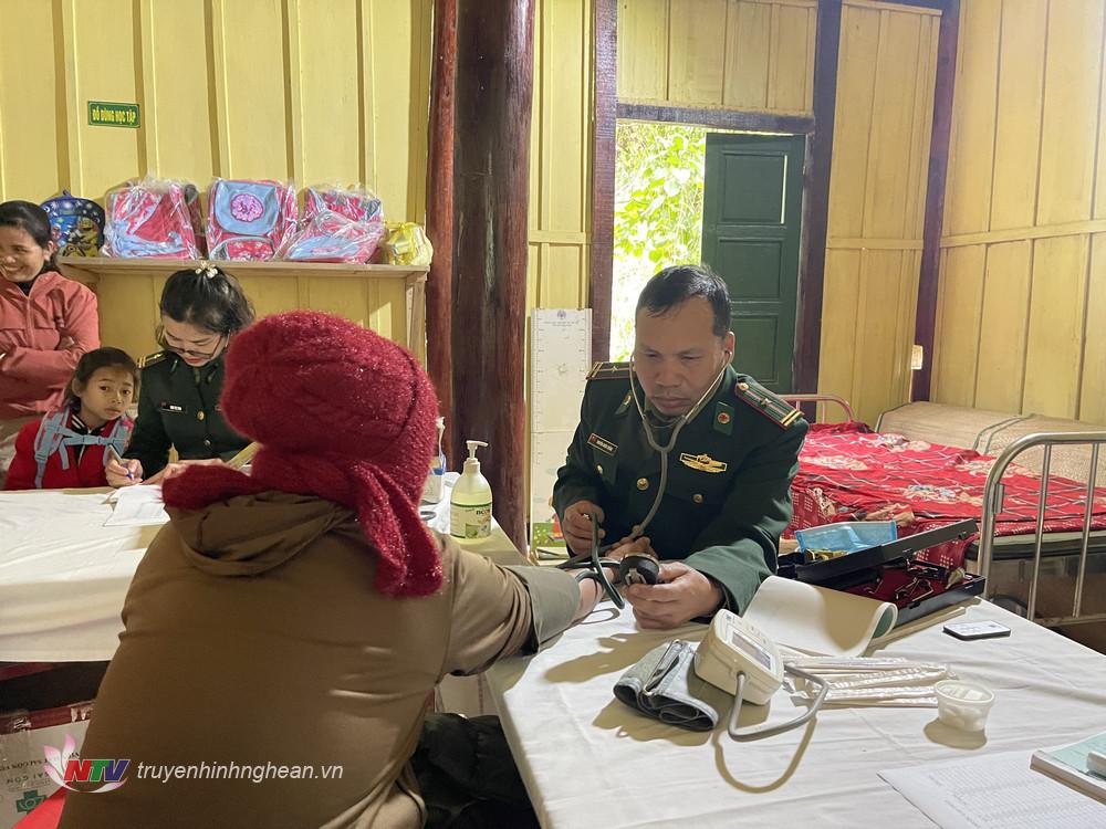Quân y BĐBP khám bệnh cho người dân