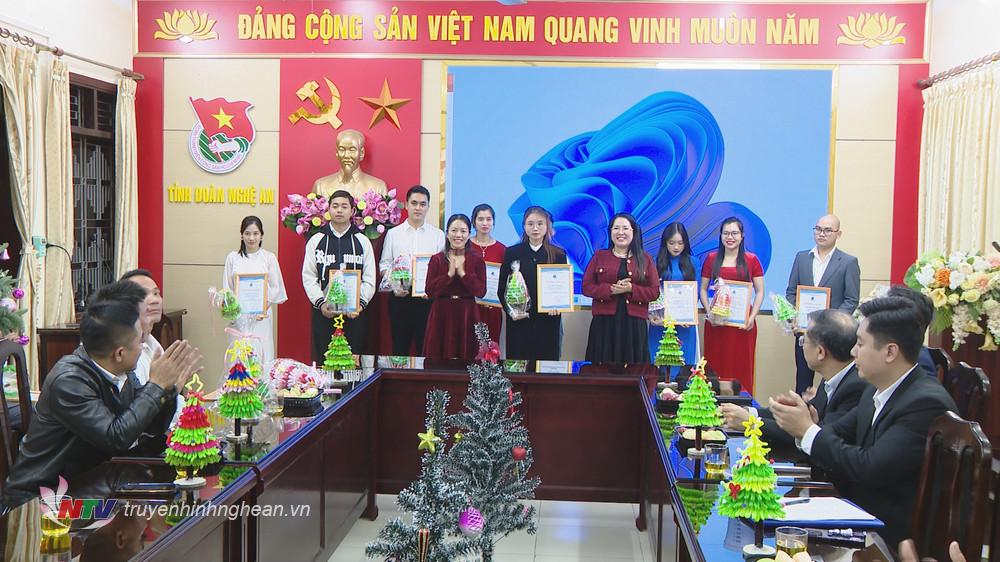 Đại diện Ban Dân vận và Hội Liên hiệp Thanh niên PG 88 Nổ Hũ tỉnh PG88 go Bắn cá trao quà thanh niên Công giáo tiêu biểu toàn tỉnh năm 2023.