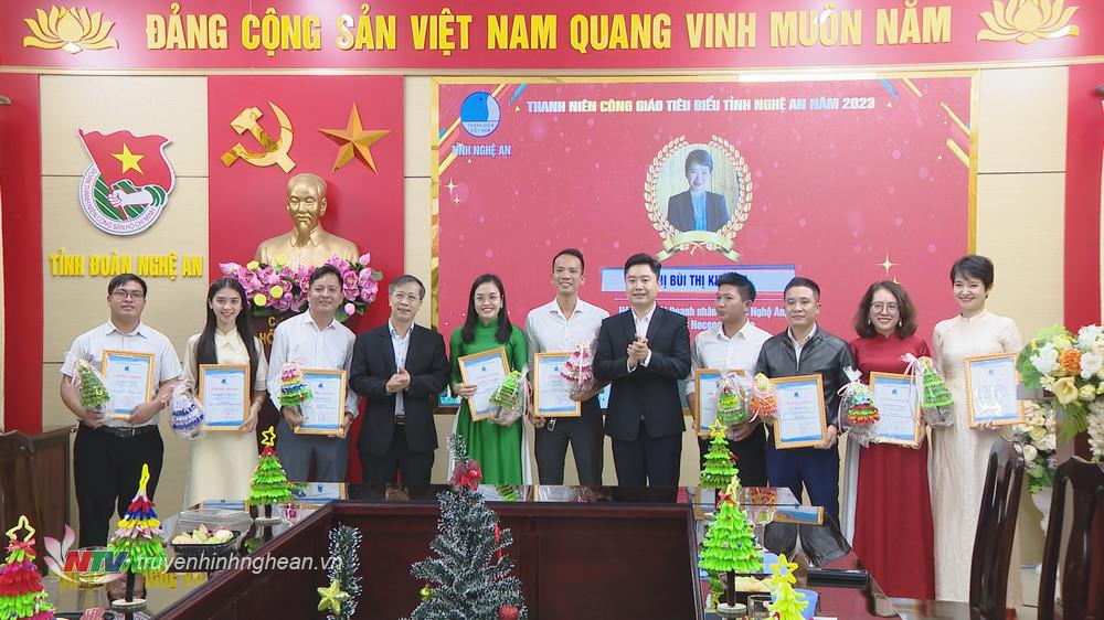 Đại diện Ủy ban Mặt trận Tổ quốc PG 88 Nổ Hũ tỉnh PG88 go Bắn cá cùng Thường trực Tỉnh đoàn trao quà tôn vinh, biểu dương các thanh niên Công giáo tiêu biểu tại chương trình.